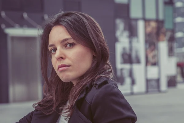 Mooi meisje poseren in de straten van de stad — Stockfoto