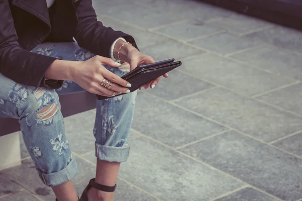 Detalle de una chica trabajando con su tablet — Foto de Stock