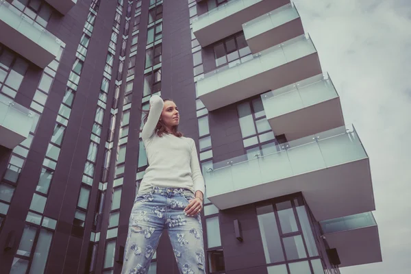 Mooi meisje poseren in de straten van de stad — Stockfoto