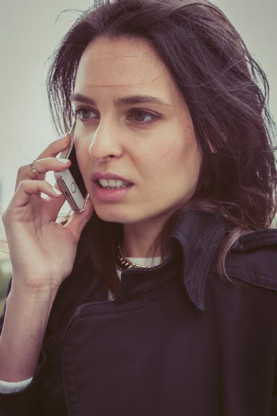 Chica bonita hablando por teléfono en las calles de la ciudad — Foto de Stock