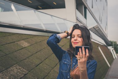 Güzel kız şehir sokaklarda poz