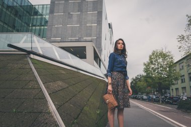 Güzel kız şehir sokaklarda poz