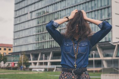 Güzel kız yüz saçları ile gizleme