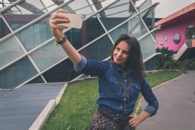 Şehrin sokaklarında bir selfie alarak güzel kız