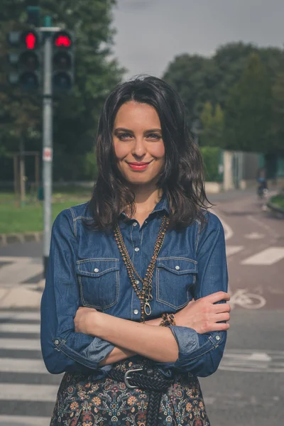 Bella ragazza in posa per le strade della città — Foto Stock