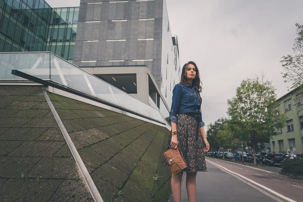 Güzel kız şehir sokaklarda poz