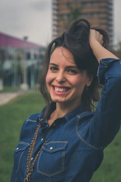 Pretty girl posing in the city streets — Stock Photo, Image