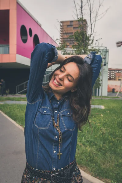 Bella ragazza in posa per le strade della città — Foto Stock