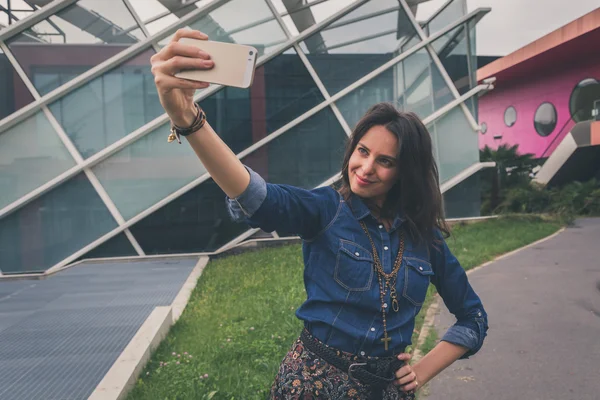 Söt flicka med en selfie i stadens gator — Stockfoto