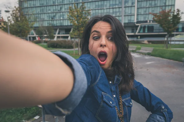 Söt flicka med en selfie i stadens gator — Stockfoto