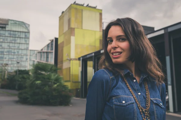 Jolie fille posant dans les rues de la ville — Photo