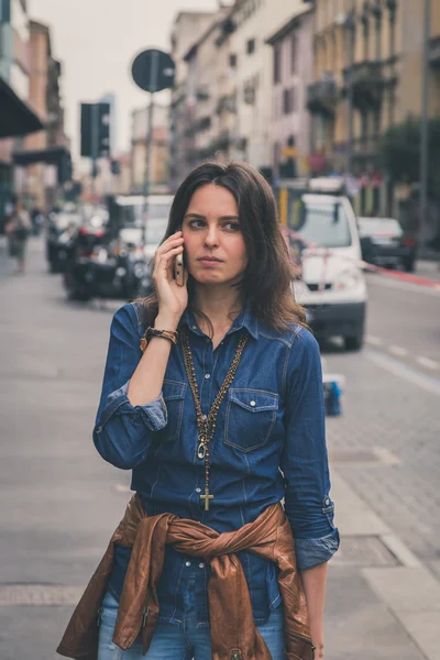 Söt flicka prata telefon på gatan — Stockfoto