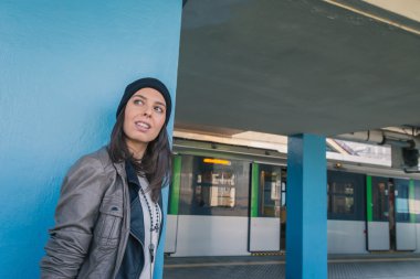 Bir metro istasyonu poz güzel kız