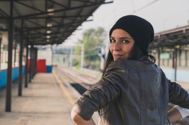 Bir metro istasyonu poz güzel kız
