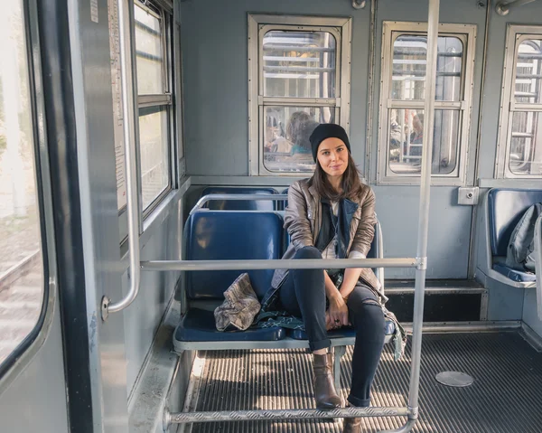 Chica bonita posando en un coche de metro — Foto de Stock