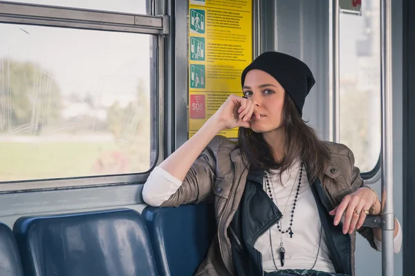 Красивая девушка позирует в вагоне метро — стоковое фото