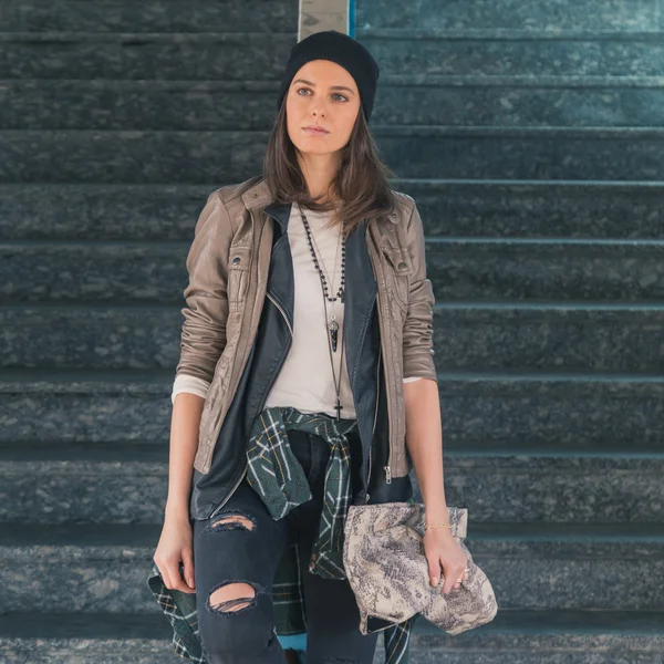 Chica bonita posando en una estación de metro —  Fotos de Stock