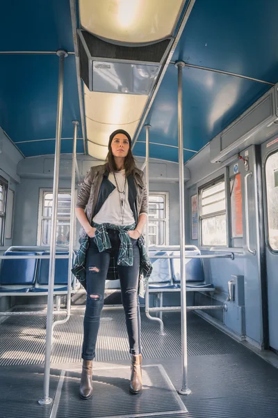 Chica bonita posando en un coche de metro — Foto de Stock