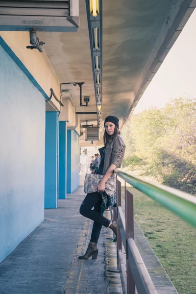 Chica bonita posando en una estación de metro — Foto de Stock