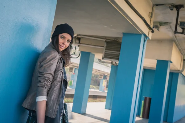 Chica bonita posando en una estación de metro — Foto de Stock