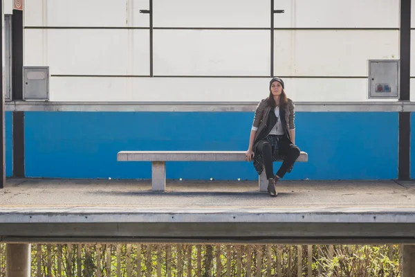 Csinos lány pózol egy metróállomás — Stock Fotó