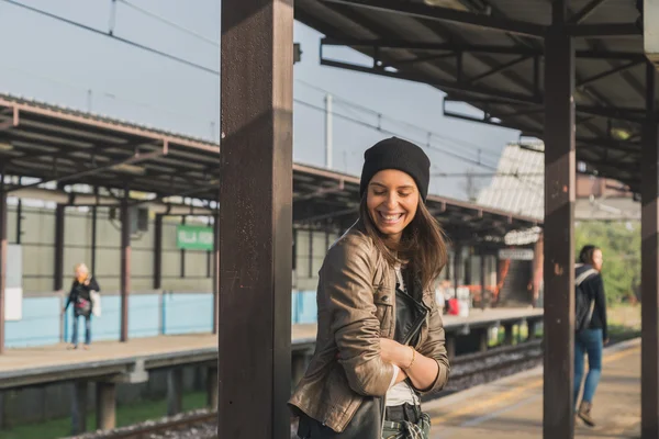 Menina bonita posando em uma estação de metro — Fotografia de Stock