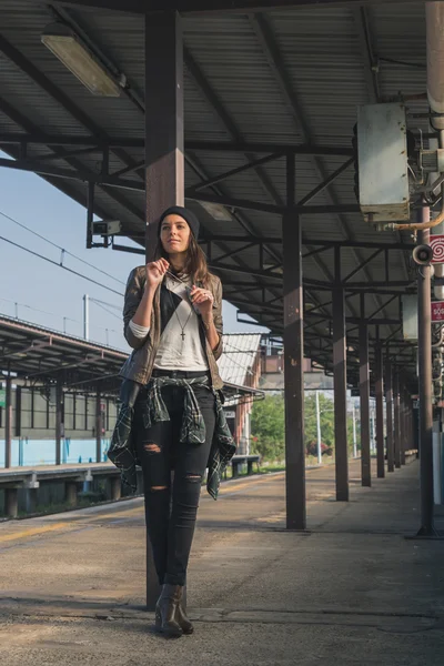 Menina bonita posando em uma estação de metro — Fotografia de Stock