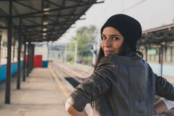 Hezká dívka pózuje v stanici metra — Stock fotografie