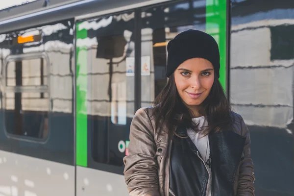 Chica bonita posando en una estación de metro —  Fotos de Stock