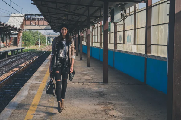 Chica bonita posando en una estación de metro —  Fotos de Stock