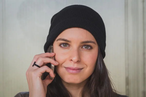 Menina bonita falando no telefone em uma estação de metro — Fotografia de Stock