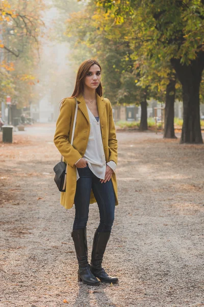 Redhead girl posing in a city park — Stock Photo, Image