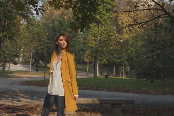 Rousse fille posant dans un parc de la ville — Photo