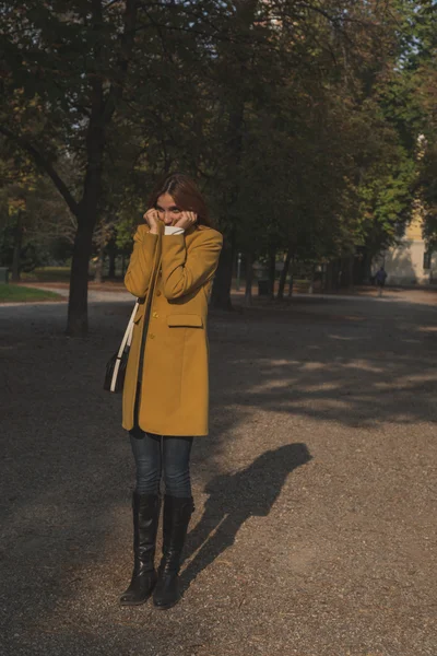 Menina ruiva posando em um parque da cidade — Fotografia de Stock