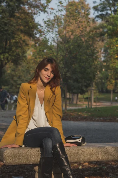 Redhead girl posing in a city park — Stock Photo, Image