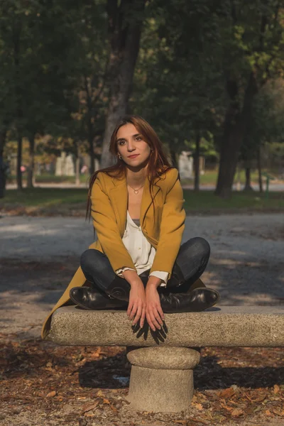 Redhead girl posing in a city park — Stock Photo, Image