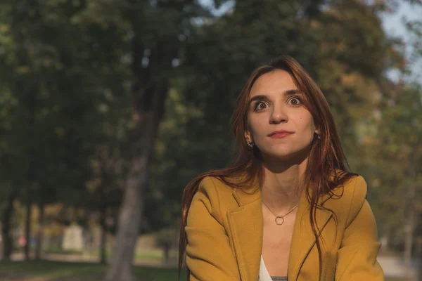 Pelirroja posando en un parque de la ciudad —  Fotos de Stock