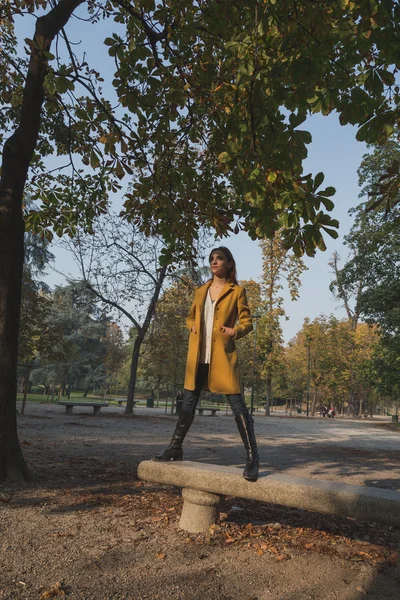 Rousse fille posant dans un parc de la ville — Photo