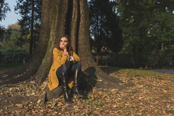 Redhead girl posing in a city park — Stock Photo, Image