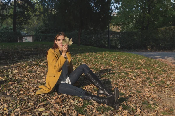 Rousse fille posant dans un parc de la ville — Photo