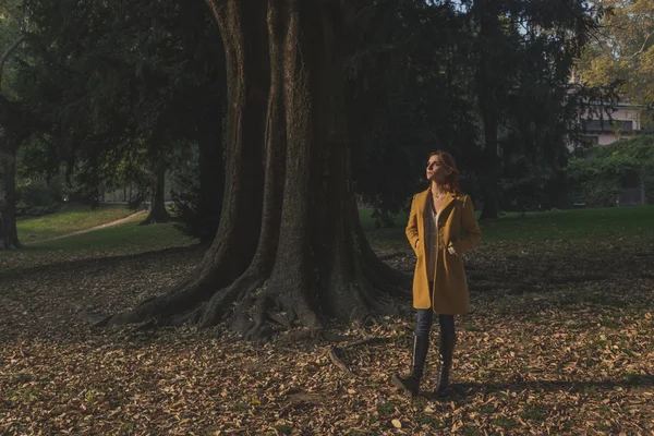 Rousse fille posant dans un parc de la ville — Photo