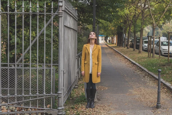 Ragazza rossa in posa in un parco cittadino — Foto Stock