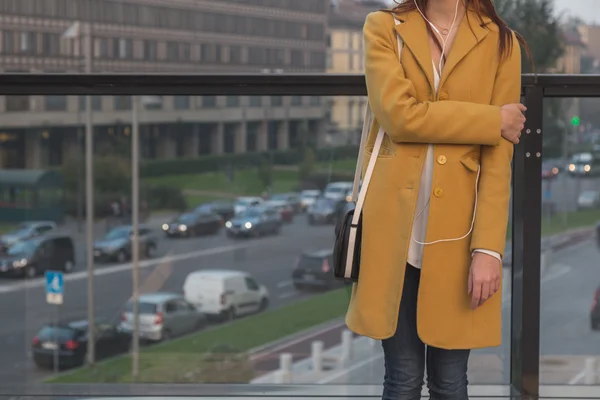 Detail of girl posing in the city streets — Stock Photo, Image