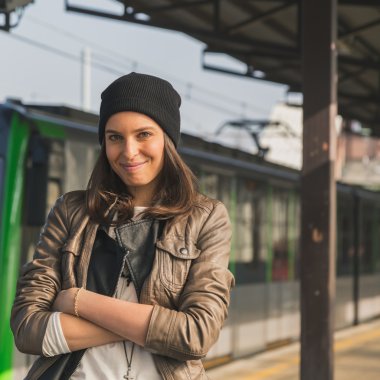 Bir metro istasyonu poz güzel kız