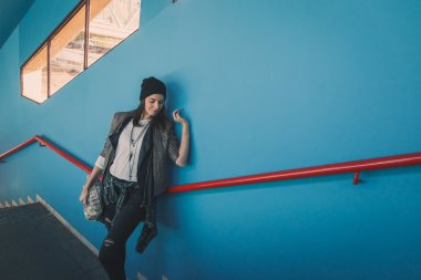 Bir metro istasyonu poz güzel kız