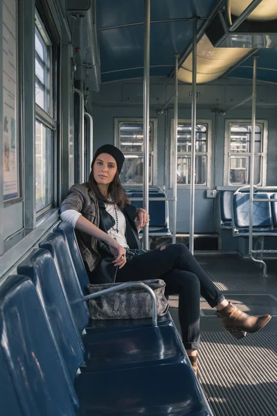 Όμορφο κορίτσι Ποζάροντας σε ένα αυτοκίνητο το μετρό — Φωτογραφία Αρχείου