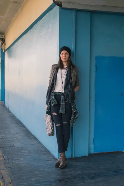 Chica bonita posando en una estación de metro — Foto de Stock