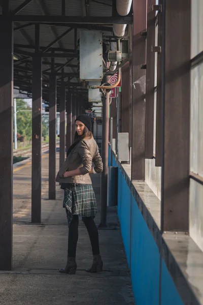 Mooi meisje poseren in een metro station. — Stockfoto