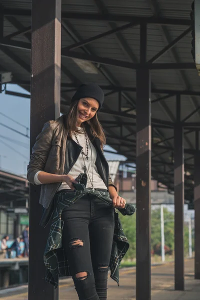 Söt flicka poserar i en tunnelbanestation — Stockfoto