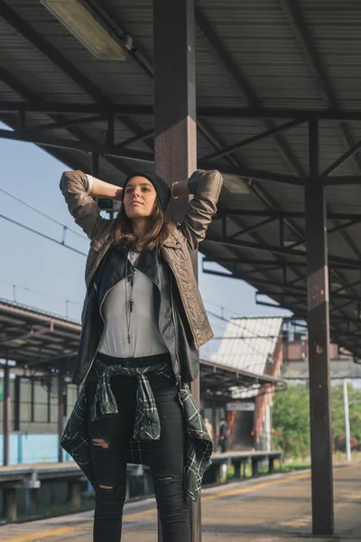 Mooi meisje poseren in een metro station. — Stockfoto